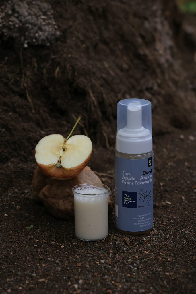 Apple foam cleanser with half an apple and liquid.